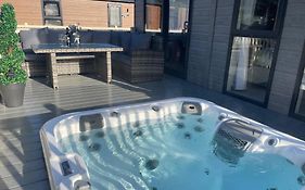 Ailsa Lodge With Hot Tub